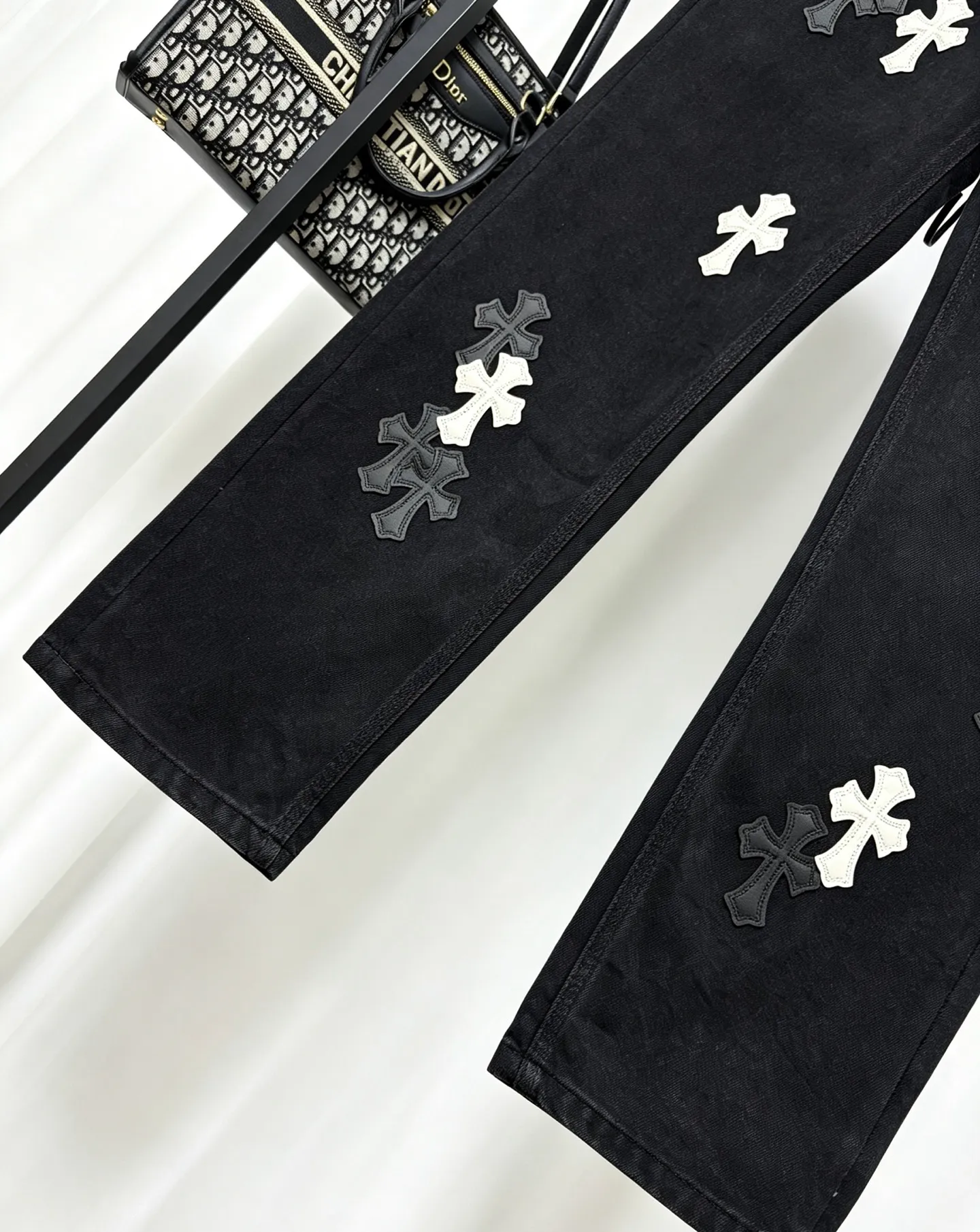 Chrome Hearts ， ， Retro 、 ；Levi’s Classic ， ， ， ，Retro 。 Levi’s Black ， ， Black ， ，Classic ， ， ， 。 、 ， ， ， ， ， ， ， 。 Retro ， ； ， 。 Levi’s 、 ， ， ， 。 ，